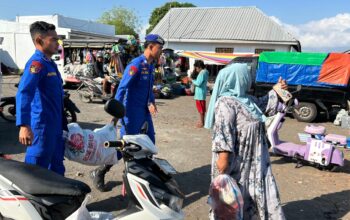 SAT POLAIRUD POLRES DOMPU HADIR DI PESISIR DAN PELABUHAN, IMBAU ORANG TUA AWASI ANAK SAAT BERMAIN DI PANTAI