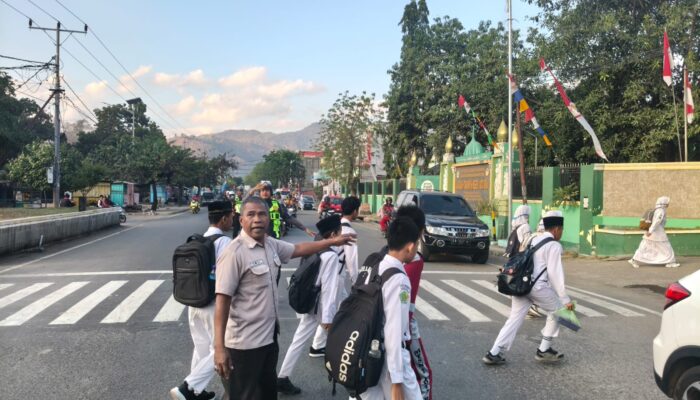 Strong Point Pagi, Unit Lantas Polsek Rasanae Barat Hadir Berikan Pelayanan kepada Masyarakat