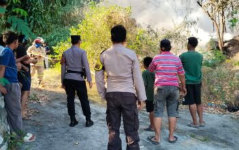 Respon Cepat Laporan Masyarakat, Polres Bima Kota Bersama Damkar Padamkan Kebakaran Lahan di Ule