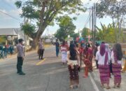 Amankan Tradisi Nyongkolan Beriring Musik Kecimol, Bhabinkamtibmas Labuhan Burung Jamin Kelancaran Lalu Lintas