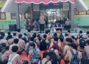 Jadi Pemateri Imtaq, Bhabinkamtibmas Polsek Woha Ajak Pelajar SMK N I Woha Ramaikan Masjid