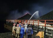Kapal Polisi XXI-1004 Bersama Tim Gabungan Padamkan Batu Bara Terbakar di Tongkang Telaga Makmur 75