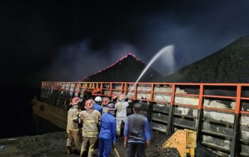 Kapal Polisi XXI-1004 Bersama Tim Gabungan Padamkan Batu Bara Terbakar di Tongkang Telaga Makmur 75