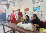 Bhabinkamtibmas Polsek Bolo Kawal Penyaluran Bantuan Beras Bagi Warga Binaan di Desa Tambe