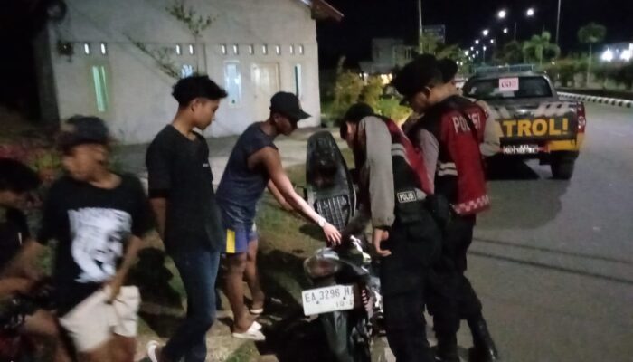 Patroli Dini Hari, Polisi Periksa Kendaraan Antisipasi Narkoba hingga Senpi dan Sajam