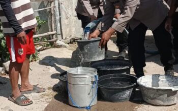 POLRES SUMBAWA BARAT SALURKAN BANTUAN AIR BERSIH BAGI MASYARAKAT DUSUN PINAMIN DESA POTO TANO