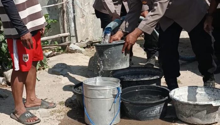 POLRES SUMBAWA BARAT SALURKAN BANTUAN AIR BERSIH BAGI MASYARAKAT DUSUN PINAMIN DESA POTO TANO