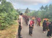 Bhabinkamtibmas Polsek Pekat Amankan Tradisi Nyongkolan, Arus Lalu Lintas Tetap Lancar