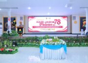 Polda NTB Gelar Syukuran Hari Jadi Ke-78 Polwan RI Secara Virtual, Berlangsung Khidmat dan Lancar  MATARAM – Seluruh personel Polisi Wanita (Polwan) di wilayah hukum Kepolisian Daerah Nusa Tenggara Barat (Polda NTB) mengikuti rangkaian Acara Syukuran Hari Jadi Ke-78 Polwan Republik Indonesia Tahun 2026. Kegiatan tersebut dilaksanakan secara serentak melalui sambungan aplikasi Zoom Meeting pada Selasa (8/9/2026).  Pelaksanaan syukuran ini melibatkan seluruh personel Polwan dari berbagai satuan kerja (Satker) Mapolda NTB hingga tingkat Polres dan Polresta jajaran. Meskipun dilaksanakan secara virtual, hal tersebut sama sekali tidak mengurangi kekhidmatan, kebersamaan, dan semangat para srikandi Bhayangkara di NTB dalam memperingati momen bersejarah bagi korps wanita di kepolisian.  Rangkaian acara yang diisi dengan agenda syukuran nasional ini menjadi ajang refleksi serta penguatan komitmen bagi seluruh Polwan Polda NTB untuk terus meningkatkan profesionalisme, integritas, dan pengabdian dalam melayani masyarakat. Kehadiran seluruh anggota Polwan dari berbagai tingkatan wilayah menunjukkan soliditas yang kuat dalam mendukung tugas-tugas kepolisian di NTB.  Seluruh rangkaian kegiatan Syukuran Hari Jadi Ke-78 Polwan RI di tingkat Polda NTB dan Polres/ta jajaran dari awal hingga akhir acara berjalan dengan aman, tertib, dan lancar.