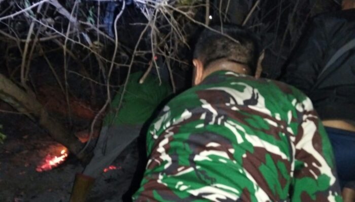 Babinsa dan Warga Berjibaku Jinakkan Api Bukit Tangkok Koe