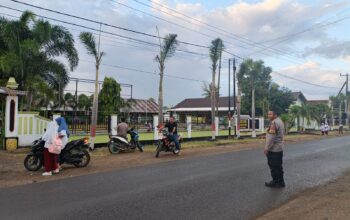 Pastikan Keselamatan Pelajar, Polsek Lunyuk Gelar Pengaturan Arus Lalu Lintas Rawan Pagi