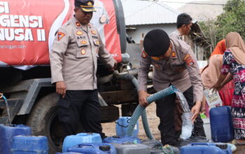 Polres Sumbawa Barat Salurkan Air Bersih untuk Warga Dusun Sagena, Kapolres Ajak Masyarakat Hemat Air dan Cegah Karhutla