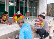 Bhabinkamtibmas Polsek Wawo Sambangi Warga Dan Ikut Gotong Royong Di Masjid Baitul Makmur