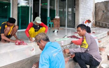 Bhabinkamtibmas Polsek Wawo Sambangi Warga Dan Ikut Gotong Royong Di Masjid Baitul Makmur
