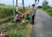 Wujudkan Ketahanan Pangan, Polsek Tambakboyo Sambangi Petani Jagung Saat Istirahat