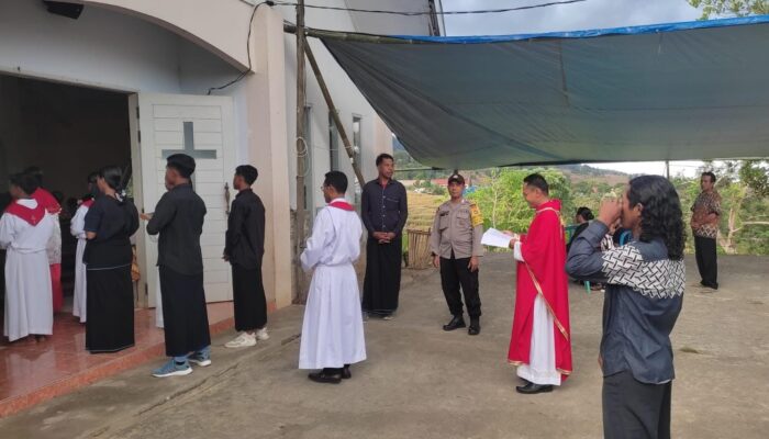 Pastikan Umat Kristiani Beribadah Dengan Nyaman, Bhabinkamtibmas Polsek Donggo Laksanakan Pengamanan di Gereja Santo Paulus