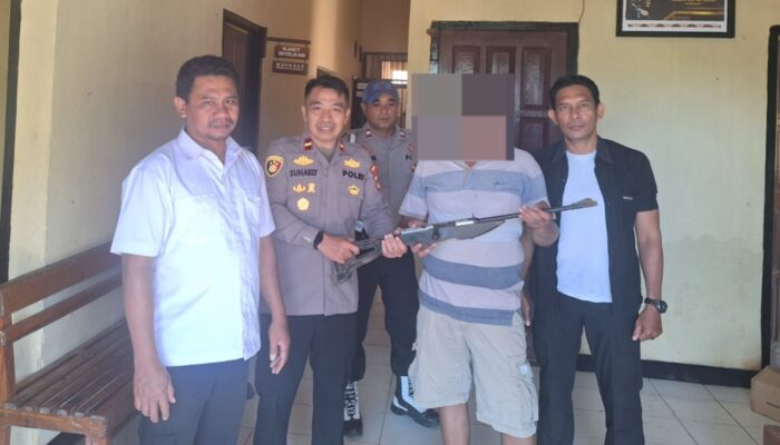 Tokoh Pemuda Desa Rompo Serahkan Senjata Laras Panjang Secara Sukarela ke Polsek Langgudu