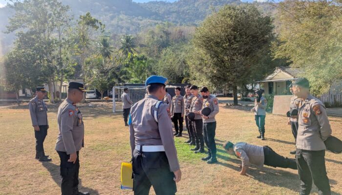 Tingkatkan Kedisiplinan Intern, Wakapolres Sumbawa Barat Pimpin Pemeriksaan Sikap Tampang Personel