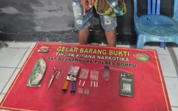 Polsek Pekat Amankan Terduga Penyalahgunaan Narkotika, Sabu Bruto 0,97 Gram Diserahkan ke Satresnarkoba  Dompu, NTB — Anggota Polsek Pekat mengamankan seorang laki-laki berinisial MY (35), warga Kecamatan Pekat, Kabupaten Dompu, yang diduga terlibat dalam tindak pidana penyalahgunaan narkotika. Dari hasil penggeledahan di sebuah rumah di Desa Soritatanga, Kecamatan Pekat, petugas menemukan barang bukti yang diduga narkotika jenis sabu dengan berat bruto 0,97 gram.  Pengungkapan tersebut berawal dari adanya laporan pengaduan masyarakat terkait dugaan pencurian dua ekor sapi pada Minggu (13/9/2026) sekitar pukul 23.00 Wita. Menindaklanjuti informasi tersebut, anggota Polsek Pekat melakukan penyelidikan hingga menemukan dua ekor sapi yang diduga berkaitan dengan laporan tersebut di rumah seorang pembeli sapi di wilayah Kecamatan Pekat.  Selanjutnya, pada Senin (14/9/2026) sekitar pukul 03.00 Wita, anggota Polsek Pekat melakukan penindakan terhadap terduga MY di wilayah Desa Soritatanga. Dalam rangkaian penggeledahan yang disaksikan saksi masyarakat, petugas menemukan sejumlah barang yang diduga berkaitan dengan penyalahgunaan narkotika.  Barang bukti yang diamankan antara lain tiga klip berisi kristal bening yang diduga narkotika jenis sabu, plastik klip, satu bong lengkap sebagai alat hisap, serta sebuah tas/dompet yang berisi gunting, korek api dan klip kosong bekas pakai. Setelah dilakukan pemeriksaan awal, narkotika jenis sabu tersebut memiliki berat bruto 0,97 gram.  Selain itu, dari rangkaian penanganan perkara awal, petugas juga mengamankan tiga orang yang diduga berkaitan dengan perkara dugaan penadahan/pencurian ternak untuk menjalani pemeriksaan lebih lanjut.  Pada Senin (14/9/2026) sekitar pukul 16.00 Wita, anggota Polsek Pekat kemudian menyerahkan terduga beserta barang bukti dugaan narkotika kepada Penyidik Satresnarkoba Polres Dompu di ruang Satresnarkoba Polres Dompu untuk dilakukan penyelidikan dan penyidikan lebih lanjut.  Kasatresnarkoba Polres Dompu IPTU RAHMADUN SISWADI, S.H., membenarkan adanya penyerahan tersebut. Ia menjelaskan bahwa setelah menerima terduga dan barang bukti dari Polsek Pekat, pihaknya langsung melakukan langkah-langkah penyelidikan dan penyidikan sesuai prosedur hukum.  “Setelah menerima penyerahan dari Polsek Pekat, Satresnarkoba Polres Dompu melakukan pemeriksaan awal terhadap terduga dan barang bukti yang diserahkan. Selanjutnya kami akan mendalami asal-usul narkotika, keterlibatan pihak lain serta melakukan serangkaian tindakan penyidikan sesuai ketentuan yang berlaku,” ujar IPTU Rahmadun.  Menurutnya, penyidik juga akan melakukan pemeriksaan terhadap saksi-saksi, menginterogasi terduga, melakukan penyelidikan terhadap sumber narkotika, serta melaksanakan gelar perkara sebagai bagian dari proses penentuan langkah hukum selanjutnya.  “Penyidik akan bekerja secara profesional dan berdasarkan alat bukti yang diperoleh. Setiap perkembangan akan kami tindak lanjuti sesuai prosedur, termasuk pemeriksaan saksi, penyusunan laporan polisi, pemberkasan dan koordinasi dengan pihak terkait,” tegasnya.  Terhadap terduga, penyidik mendalami dugaan tindak pidana memiliki, menguasai atau menyimpan narkotika, dengan penerapan pasal yang akan ditentukan berdasarkan hasil penyidikan dan alat bukti yang diperoleh.  Sementara itu, Tanggapan Kapolres Dompu AKBP Sodikin Fahrojin Nur, S.I.K. melalui Kasi Humas Polres Dompu IPTU I Nyoman Suardika, menyampaikan apresiasi terhadap respons cepat anggota Polsek Pekat dalam menindaklanjuti laporan masyarakat hingga menemukan adanya dugaan tindak pidana narkotika.  “Polres Dompu berkomitmen untuk terus memberantas peredaran dan penyalahgunaan narkotika di wilayah hukum Polres Dompu. Setiap informasi dari masyarakat akan kami tindak lanjuti dan apabila ditemukan adanya tindak pidana, akan diproses sesuai hukum yang berlaku,” jelas IPTU I Nyoman Suardika.  Ia menambahkan bahwa sinergi antara masyarakat, Polsek jajaran dan Satresnarkoba sangat penting dalam mengungkap peredaran narkotika.  “Polres Dompu mengajak masyarakat untuk tidak ragu memberikan informasi apabila mengetahui adanya aktivitas yang berkaitan dengan peredaran maupun penyalahgunaan narkotika. Identitas pelapor akan ditangani sesuai ketentuan dan setiap laporan akan ditindaklanjuti secara profesional,” pungkasnya.  Saat ini, Satresnarkoba Polres Dompu masih melakukan penyelidikan dan penyidikan lebih lanjut untuk mengungkap sumber narkotika serta kemungkinan adanya pihak lain yang terlibat.  Seluruh rangkaian kegiatan penangkapan, penggeledahan hingga penyerahan terduga dan barang bukti berlangsung dalam keadaan aman dan lancar.  Demikian Rilisan Resmi Humas Polres Dompu