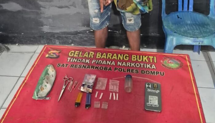 Polsek Pekat Amankan Terduga Penyalahgunaan Narkotika, Sabu Bruto 0,97 Gram Diserahkan ke Satresnarkoba  Dompu, NTB — Anggota Polsek Pekat mengamankan seorang laki-laki berinisial MY (35), warga Kecamatan Pekat, Kabupaten Dompu, yang diduga terlibat dalam tindak pidana penyalahgunaan narkotika. Dari hasil penggeledahan di sebuah rumah di Desa Soritatanga, Kecamatan Pekat, petugas menemukan barang bukti yang diduga narkotika jenis sabu dengan berat bruto 0,97 gram.  Pengungkapan tersebut berawal dari adanya laporan pengaduan masyarakat terkait dugaan pencurian dua ekor sapi pada Minggu (13/9/2026) sekitar pukul 23.00 Wita. Menindaklanjuti informasi tersebut, anggota Polsek Pekat melakukan penyelidikan hingga menemukan dua ekor sapi yang diduga berkaitan dengan laporan tersebut di rumah seorang pembeli sapi di wilayah Kecamatan Pekat.  Selanjutnya, pada Senin (14/9/2026) sekitar pukul 03.00 Wita, anggota Polsek Pekat melakukan penindakan terhadap terduga MY di wilayah Desa Soritatanga. Dalam rangkaian penggeledahan yang disaksikan saksi masyarakat, petugas menemukan sejumlah barang yang diduga berkaitan dengan penyalahgunaan narkotika.  Barang bukti yang diamankan antara lain tiga klip berisi kristal bening yang diduga narkotika jenis sabu, plastik klip, satu bong lengkap sebagai alat hisap, serta sebuah tas/dompet yang berisi gunting, korek api dan klip kosong bekas pakai. Setelah dilakukan pemeriksaan awal, narkotika jenis sabu tersebut memiliki berat bruto 0,97 gram.  Selain itu, dari rangkaian penanganan perkara awal, petugas juga mengamankan tiga orang yang diduga berkaitan dengan perkara dugaan penadahan/pencurian ternak untuk menjalani pemeriksaan lebih lanjut.  Pada Senin (14/9/2026) sekitar pukul 16.00 Wita, anggota Polsek Pekat kemudian menyerahkan terduga beserta barang bukti dugaan narkotika kepada Penyidik Satresnarkoba Polres Dompu di ruang Satresnarkoba Polres Dompu untuk dilakukan penyelidikan dan penyidikan lebih lanjut.  Kasatresnarkoba Polres Dompu IPTU RAHMADUN SISWADI, S.H., membenarkan adanya penyerahan tersebut. Ia menjelaskan bahwa setelah menerima terduga dan barang bukti dari Polsek Pekat, pihaknya langsung melakukan langkah-langkah penyelidikan dan penyidikan sesuai prosedur hukum.  “Setelah menerima penyerahan dari Polsek Pekat, Satresnarkoba Polres Dompu melakukan pemeriksaan awal terhadap terduga dan barang bukti yang diserahkan. Selanjutnya kami akan mendalami asal-usul narkotika, keterlibatan pihak lain serta melakukan serangkaian tindakan penyidikan sesuai ketentuan yang berlaku,” ujar IPTU Rahmadun.  Menurutnya, penyidik juga akan melakukan pemeriksaan terhadap saksi-saksi, menginterogasi terduga, melakukan penyelidikan terhadap sumber narkotika, serta melaksanakan gelar perkara sebagai bagian dari proses penentuan langkah hukum selanjutnya.  “Penyidik akan bekerja secara profesional dan berdasarkan alat bukti yang diperoleh. Setiap perkembangan akan kami tindak lanjuti sesuai prosedur, termasuk pemeriksaan saksi, penyusunan laporan polisi, pemberkasan dan koordinasi dengan pihak terkait,” tegasnya.  Terhadap terduga, penyidik mendalami dugaan tindak pidana memiliki, menguasai atau menyimpan narkotika, dengan penerapan pasal yang akan ditentukan berdasarkan hasil penyidikan dan alat bukti yang diperoleh.  Sementara itu, Tanggapan Kapolres Dompu AKBP Sodikin Fahrojin Nur, S.I.K. melalui Kasi Humas Polres Dompu IPTU I Nyoman Suardika, menyampaikan apresiasi terhadap respons cepat anggota Polsek Pekat dalam menindaklanjuti laporan masyarakat hingga menemukan adanya dugaan tindak pidana narkotika.  “Polres Dompu berkomitmen untuk terus memberantas peredaran dan penyalahgunaan narkotika di wilayah hukum Polres Dompu. Setiap informasi dari masyarakat akan kami tindak lanjuti dan apabila ditemukan adanya tindak pidana, akan diproses sesuai hukum yang berlaku,” jelas IPTU I Nyoman Suardika.  Ia menambahkan bahwa sinergi antara masyarakat, Polsek jajaran dan Satresnarkoba sangat penting dalam mengungkap peredaran narkotika.  “Polres Dompu mengajak masyarakat untuk tidak ragu memberikan informasi apabila mengetahui adanya aktivitas yang berkaitan dengan peredaran maupun penyalahgunaan narkotika. Identitas pelapor akan ditangani sesuai ketentuan dan setiap laporan akan ditindaklanjuti secara profesional,” pungkasnya.  Saat ini, Satresnarkoba Polres Dompu masih melakukan penyelidikan dan penyidikan lebih lanjut untuk mengungkap sumber narkotika serta kemungkinan adanya pihak lain yang terlibat.  Seluruh rangkaian kegiatan penangkapan, penggeledahan hingga penyerahan terduga dan barang bukti berlangsung dalam keadaan aman dan lancar.  Demikian Rilisan Resmi Humas Polres Dompu