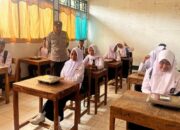 Pastikan Penyaluran MBG Tepat Sasaran dan Aman Bhabinkamtibmas Polsek Donggo Laksanakan Pengamanan dan Monitoring