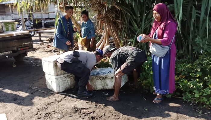 Sat Polairud Polres Dompu Hadir di Tengah Masyarakat Pesisir, Bantu Nelayan dan Sampaikan Himbauan Keselamatan