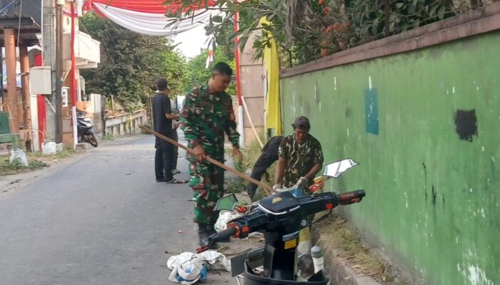 Babinsa dan Warga Rembige Barat Bersihkan Lingkungan Bersama