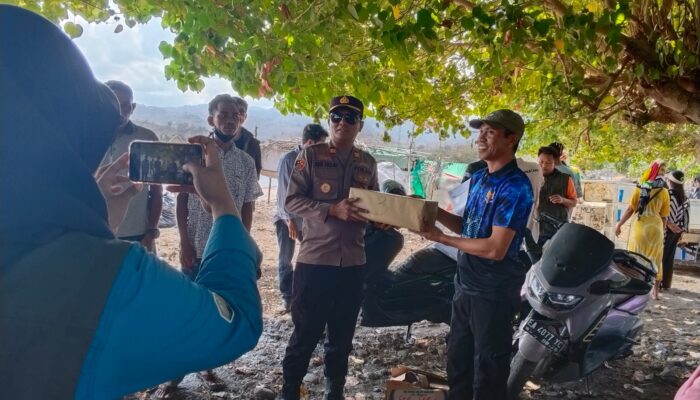 Kapolsek Hu’u Bersama Bhabinkamtibmas Ikut Beach Clean, Dukung Kebersihan Pesisir dan Kepedulian Lingkungan
