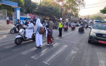 Berikan Rasa Aman, Sat Lantas Polres Bima Kota Bantu Pelajar Menyeberang di Jam Sibuk Pagi