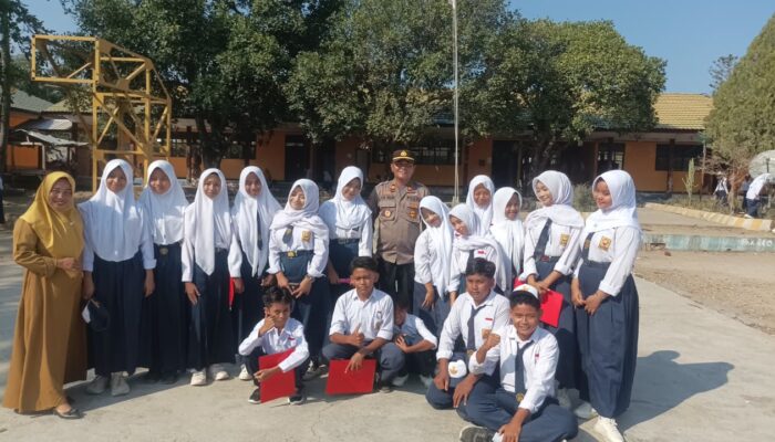 Jadi Pembina Upacara di SMPN 1 Hu’u, Kapolsek Sampaikan Pesan Kamtibmas kepada Siswa