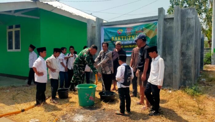 Perkuat Kepedulian Sosial, Kodim 1606/Mataram Bersinergi Salurkan Air Bersih bagi Warga