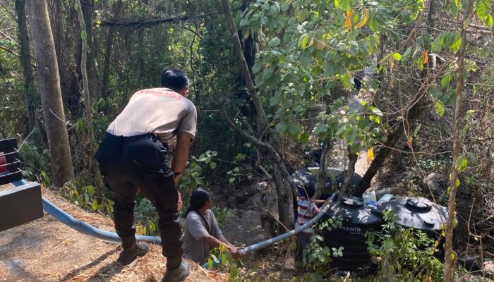 Sat Samapta Polres Lombok Utara Distribusikan Air Bersih untuk Warga Pemenang Timur