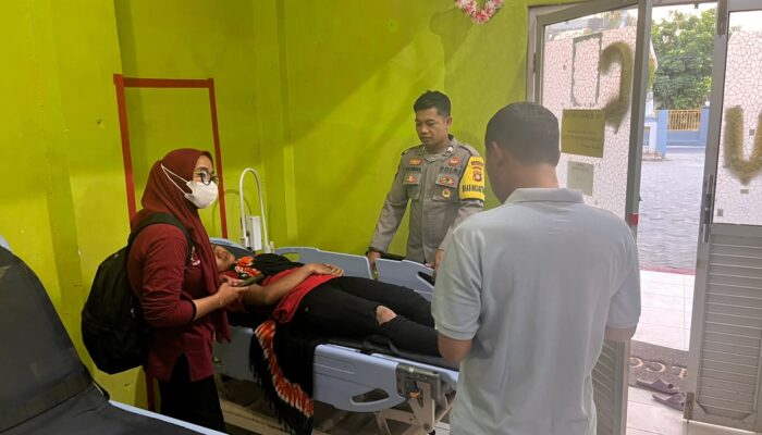 Anggota Polsek Brang Rea Bantu Kecelakaan Lalu Lintas Tunggal