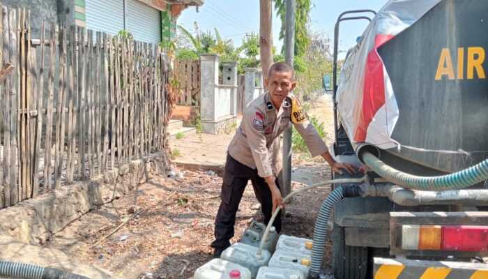 Bhabinkamtibmas Desa Lepadi Salurkan Air Bersih untuk Warga di Tengah Musim Kekeringan