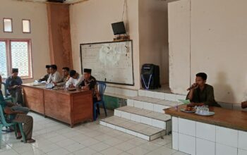 Bhabinkamtibmas Polsek Donggo Monitoring Verifikasi dan Validasi Kelengkapan Administrasi Bakal Calon Kepala Desa