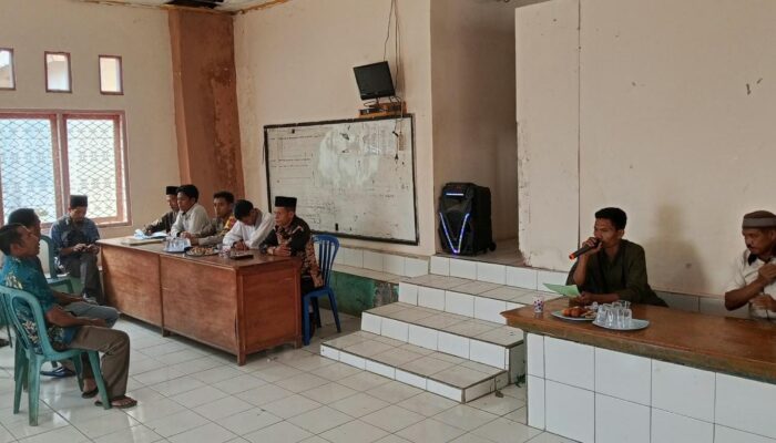 Bhabinkamtibmas Polsek Donggo Monitoring Verifikasi dan Validasi Kelengkapan Administrasi Bakal Calon Kepala Desa