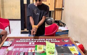 Sabu 8,32 gram diamankan dari rumah warga Talabiu, Sat Resnarkoba Polres Bima kejar jaringan pemasok   Satuan Reserse Narkoba Polres Bima mengamankan seorang pria berinisial BH (46), warga Desa Talabiu, Kecamatan Woha, Kabupaten Bima, dalam pengungkapan dugaan tindak pidana narkotika, Selasa (29/9/2026) sekitar pukul 15.30 WITA.    Dalam pengungkapan tersebut, petugas menemukan dan mengamankan 17 plastik klip berisi kristal yang diduga narkotika jenis sabu dengan berat bruto 8,32 gram dari rumah BH. Polisi juga mengamankan sejumlah barang lain yang diduga berkaitan dengan tindak pidana narkotika.    Kapolres Bima AKBP Muhammad Anton Bhayangkara Gaisar, S.I.K., M.H., melalui Kasat Resnarkoba Polres Bima IPTU Mochamad Fikri Dafa Alfarez, S.Tr.K., membenarkan pengungkapan tersebut.    AKBP Anton mengatakan, pengungkapan kasus narkotika merupakan bagian dari komitmen Polres Bima dalam memberantas peredaran narkotika di wilayah hukumnya.    “Polres Bima berkomitmen untuk terus melakukan upaya pemberantasan peredaran narkotika. Setiap informasi yang diterima dari masyarakat akan kami tindak lanjuti melalui proses penyelidikan dan penegakan hukum sesuai dengan ketentuan yang berlaku,” tegasnya.   Ia juga mengajak masyarakat berperan aktif memberikan informasi kepada kepolisian apabila mengetahui aktivitas yang diduga berkaitan dengan peredaran atau penyalahgunaan narkotika.   “Kami mengajak seluruh masyarakat untuk bersama-sama memerangi peredaran narkotika. Peran serta masyarakat sangat penting dalam membantu kepolisian mengungkap jaringan peredaran narkotika dan menjaga lingkungan dari ancaman penyalahgunaan narkoba,” imbuhnya.  Berawal dari Informasi Masyarakat  IPTU Fikri Dafa Alfares S.Tr.K., menjelaskan, pengungkapan tersebut berawal dari informasi masyarakat mengenai keberadaan seorang pria berinisial FIRDAUS, yang masuk dalam daftar pencarian orang (DPO), di wilayah Desa Talabiu.   Menindaklanjuti informasi tersebut, Tim Opsnal Satresnarkoba Polres Bima melakukan pemantauan di sekitar lokasi yang diinformasikan.   Sekitar pukul 15.30 WITA, personel melakukan tindakan kepolisian dan penggeledahan di rumah BH di Desa Talabiu. Namun, FIRDAUS tidak ditemukan di lokasi. Petugas kemudian mengamankan BH yang berada di rumah tersebut.   Untuk menyaksikan proses penggeledahan, personel menghadirkan pemerintah desa setempat sebagai saksi.    Dari hasil penggeledahan, petugas menemukan 17 plastik klip berisi kristal yang diduga narkotika jenis sabu dengan berat bruto 8,32 gram.    Selain itu, petugas mengamankan empat plastik bungkusan besar bertuliskan huruf China, empat bungkusan plastik klip kosong, empat lembar plastik klip kosong, dua timbangan digital, dua korek api gas, dua batang sedotan yang telah dimodifikasi, satu alat hisap bong, satu lakban bening, satu gunting, satu lembar plastik bening, satu tas berukuran sedang berwarna merah muda, satu kotak penyimpanan, dua sepeda motor beserta kunci kontak, tiga telepon seluler Android, serta uang tunai Rp250 ribu.  Polisi Dalami Keterangan BH  Kasat Resnarkoba menjelaskan, berdasarkan hasil interogasi awal, BH menerangkan kepada petugas bahwa barang bukti yang ditemukan di rumahnya berkaitan dengan anaknya, EK. BH juga mengaku bahwa narkotika yang diduga jenis sabu tersebut merupakan milik FIRDAUS dan akan diedarkan oleh EK.   “Dari keterangan awal yang kami peroleh, BH menerangkan bahwa barang tersebut milik FIRDAUS dan akan diedarkan oleh EK. Keterangan tersebut masih kami dalami melalui proses penyidikan untuk mengungkap asal-usul serta jaringan peredarannya,” jelas Kasat.   Menindaklanjuti keterangan tersebut, personel kemudian melakukan pengembangan ke rumah FIRDAUS. Namun, yang bersangkutan tidak ditemukan di lokasi.   BH beserta seluruh barang bukti selanjutnya dibawa ke Mapolres Bima untuk diserahkan kepada penyidik Satresnarkoba guna menjalani proses hukum lebih lanjut.   Saat ini, penyidik masih melakukan serangkaian tindakan penyidikan, antara lain pemeriksaan saksi-saksi, penyelidikan sumber barang, gelar perkara, dan pemberkasan.   Polres Bima memastikan penanganan perkara dilakukan sesuai dengan prosedur hukum yang berlaku. Sementara terhadap FIRDAUS yang belum ditemukan, upaya penyelidikan dan pengembangan terus dilakukan guna mengungkap lebih lanjut dugaan jaringan peredaran narkotika tersebut.
