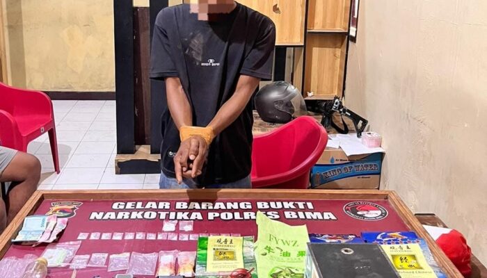 Sabu 8,32 gram diamankan dari rumah warga Talabiu, Sat Resnarkoba Polres Bima kejar jaringan pemasok   Satuan Reserse Narkoba Polres Bima mengamankan seorang pria berinisial BH (46), warga Desa Talabiu, Kecamatan Woha, Kabupaten Bima, dalam pengungkapan dugaan tindak pidana narkotika, Selasa (29/9/2026) sekitar pukul 15.30 WITA.    Dalam pengungkapan tersebut, petugas menemukan dan mengamankan 17 plastik klip berisi kristal yang diduga narkotika jenis sabu dengan berat bruto 8,32 gram dari rumah BH. Polisi juga mengamankan sejumlah barang lain yang diduga berkaitan dengan tindak pidana narkotika.    Kapolres Bima AKBP Muhammad Anton Bhayangkara Gaisar, S.I.K., M.H., melalui Kasat Resnarkoba Polres Bima IPTU Mochamad Fikri Dafa Alfarez, S.Tr.K., membenarkan pengungkapan tersebut.    AKBP Anton mengatakan, pengungkapan kasus narkotika merupakan bagian dari komitmen Polres Bima dalam memberantas peredaran narkotika di wilayah hukumnya.    “Polres Bima berkomitmen untuk terus melakukan upaya pemberantasan peredaran narkotika. Setiap informasi yang diterima dari masyarakat akan kami tindak lanjuti melalui proses penyelidikan dan penegakan hukum sesuai dengan ketentuan yang berlaku,” tegasnya.   Ia juga mengajak masyarakat berperan aktif memberikan informasi kepada kepolisian apabila mengetahui aktivitas yang diduga berkaitan dengan peredaran atau penyalahgunaan narkotika.   “Kami mengajak seluruh masyarakat untuk bersama-sama memerangi peredaran narkotika. Peran serta masyarakat sangat penting dalam membantu kepolisian mengungkap jaringan peredaran narkotika dan menjaga lingkungan dari ancaman penyalahgunaan narkoba,” imbuhnya.  Berawal dari Informasi Masyarakat  IPTU Fikri Dafa Alfares S.Tr.K., menjelaskan, pengungkapan tersebut berawal dari informasi masyarakat mengenai keberadaan seorang pria berinisial FIRDAUS, yang masuk dalam daftar pencarian orang (DPO), di wilayah Desa Talabiu.   Menindaklanjuti informasi tersebut, Tim Opsnal Satresnarkoba Polres Bima melakukan pemantauan di sekitar lokasi yang diinformasikan.   Sekitar pukul 15.30 WITA, personel melakukan tindakan kepolisian dan penggeledahan di rumah BH di Desa Talabiu. Namun, FIRDAUS tidak ditemukan di lokasi. Petugas kemudian mengamankan BH yang berada di rumah tersebut.   Untuk menyaksikan proses penggeledahan, personel menghadirkan pemerintah desa setempat sebagai saksi.    Dari hasil penggeledahan, petugas menemukan 17 plastik klip berisi kristal yang diduga narkotika jenis sabu dengan berat bruto 8,32 gram.    Selain itu, petugas mengamankan empat plastik bungkusan besar bertuliskan huruf China, empat bungkusan plastik klip kosong, empat lembar plastik klip kosong, dua timbangan digital, dua korek api gas, dua batang sedotan yang telah dimodifikasi, satu alat hisap bong, satu lakban bening, satu gunting, satu lembar plastik bening, satu tas berukuran sedang berwarna merah muda, satu kotak penyimpanan, dua sepeda motor beserta kunci kontak, tiga telepon seluler Android, serta uang tunai Rp250 ribu.  Polisi Dalami Keterangan BH  Kasat Resnarkoba menjelaskan, berdasarkan hasil interogasi awal, BH menerangkan kepada petugas bahwa barang bukti yang ditemukan di rumahnya berkaitan dengan anaknya, EK. BH juga mengaku bahwa narkotika yang diduga jenis sabu tersebut merupakan milik FIRDAUS dan akan diedarkan oleh EK.   “Dari keterangan awal yang kami peroleh, BH menerangkan bahwa barang tersebut milik FIRDAUS dan akan diedarkan oleh EK. Keterangan tersebut masih kami dalami melalui proses penyidikan untuk mengungkap asal-usul serta jaringan peredarannya,” jelas Kasat.   Menindaklanjuti keterangan tersebut, personel kemudian melakukan pengembangan ke rumah FIRDAUS. Namun, yang bersangkutan tidak ditemukan di lokasi.   BH beserta seluruh barang bukti selanjutnya dibawa ke Mapolres Bima untuk diserahkan kepada penyidik Satresnarkoba guna menjalani proses hukum lebih lanjut.   Saat ini, penyidik masih melakukan serangkaian tindakan penyidikan, antara lain pemeriksaan saksi-saksi, penyelidikan sumber barang, gelar perkara, dan pemberkasan.   Polres Bima memastikan penanganan perkara dilakukan sesuai dengan prosedur hukum yang berlaku. Sementara terhadap FIRDAUS yang belum ditemukan, upaya penyelidikan dan pengembangan terus dilakukan guna mengungkap lebih lanjut dugaan jaringan peredaran narkotika tersebut.