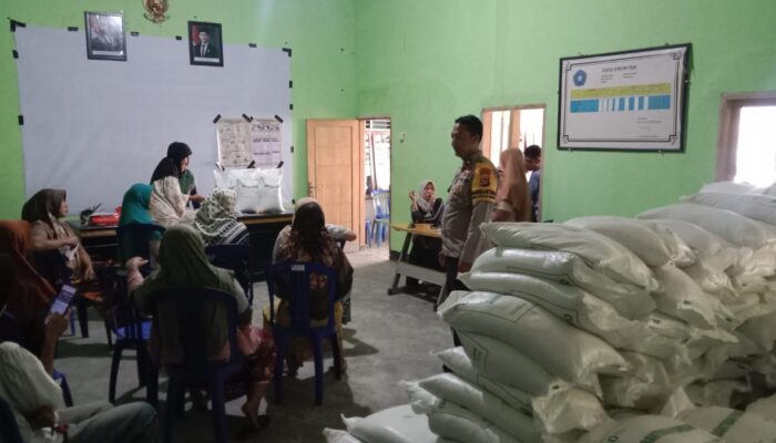 Bhabinkamtibmas Desa Dasan Borok Monitor Penyaluran Bantuan Pangan Beras kepada 423 KPM
