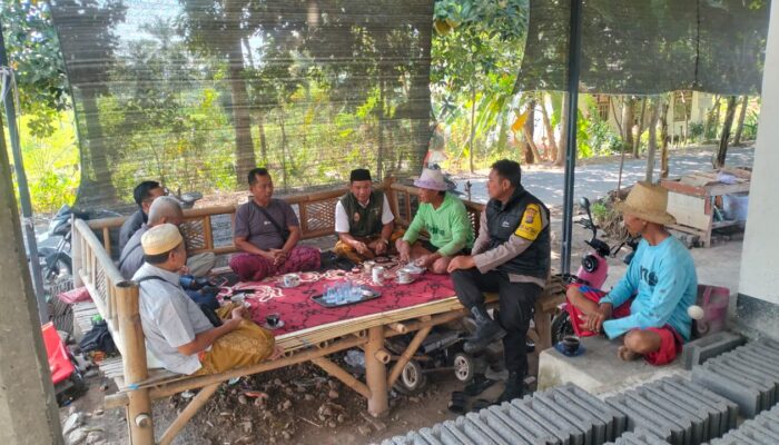 Bhabinkamtibmas Desa Denggen Timur Sambangi Warga, Sampaikan Imbauan Kamtibmas dan Dukung Ketahanan Pangan