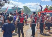 Patroli di Tepas, Sat Samapta Polres Sumbawa Barat Sigap Bantu Evakuasi dan Padamkan Kebakaran Rumah Warga