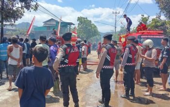 Patroli di Tepas, Sat Samapta Polres Sumbawa Barat Sigap Bantu Evakuasi dan Padamkan Kebakaran Rumah Warga