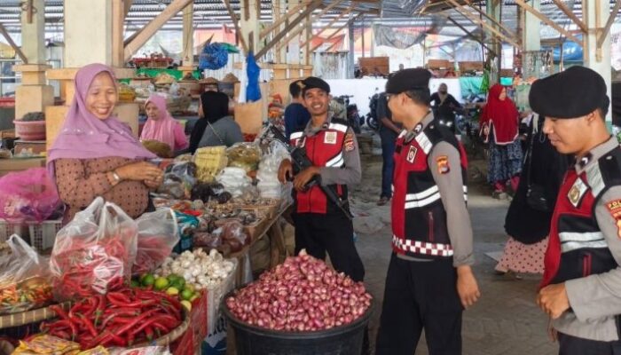 Patroli di Pasar Tanah Mira, Polisi Sapa Pedagang hingga Juru Parkir