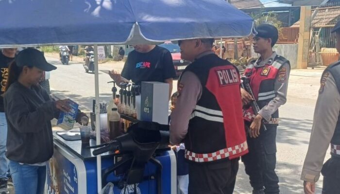 Patroli di Telaga Bertong, Polisi Sapa Pedagang Kopi Keliling Sampaikan Pesan Kamtibmas