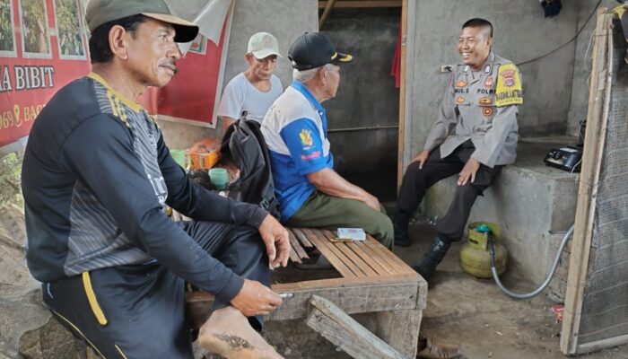 Sambangi Warga Bagik Papan, Bhabinkamtibmas Ajak Masyarakat Aktif Jaga Kamtibmas dan Tingkatkan Ronda Malam