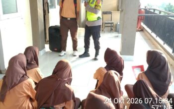 Bhabinkamtibmas Desa Apitaik Sosialisasikan Program Polisi Peduli Pendidikan dan Imbau Siswa Tertib Berlalu Lintas