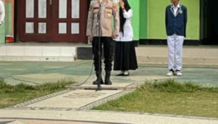 Kapolsek Taliwang Pimpin Upacara di MTSN 1 Taliwang, Ajak Pelajar Jauhi Narkoba dan Bijak Bermedia Sosial