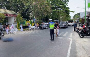 Hadir Berikan Rasa Aman Siang Hari, Sat Lantas Polres Sumbawa Gelar Strong Point di Titik Rawan Sekolah