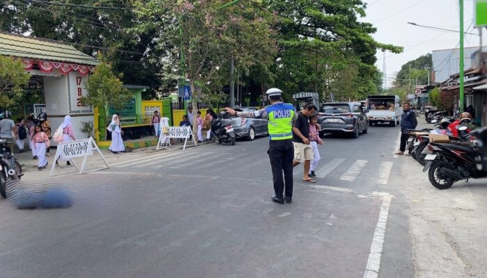 Hadir Berikan Rasa Aman Siang Hari, Sat Lantas Polres Sumbawa Gelar Strong Point di Titik Rawan Sekolah