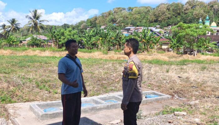 Tinjau Langsung Sawah Warga, Bhabinkamtibmas Desa Orong Bawa Dorong Penguatan Ketahanan Pangan Nasional